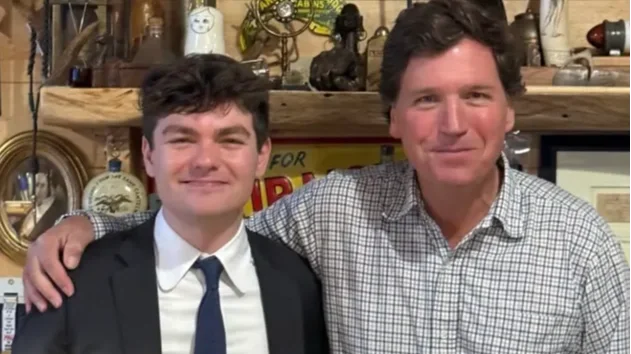 Tucker Carlson szalonképesítette Nick Fuentest – őrjöngenek a kóserkonzervatívok 