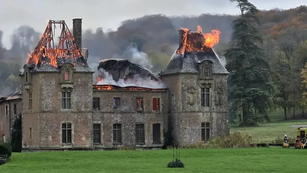 Lángok martaléka lett az Ardennek Notre-Dame-ja