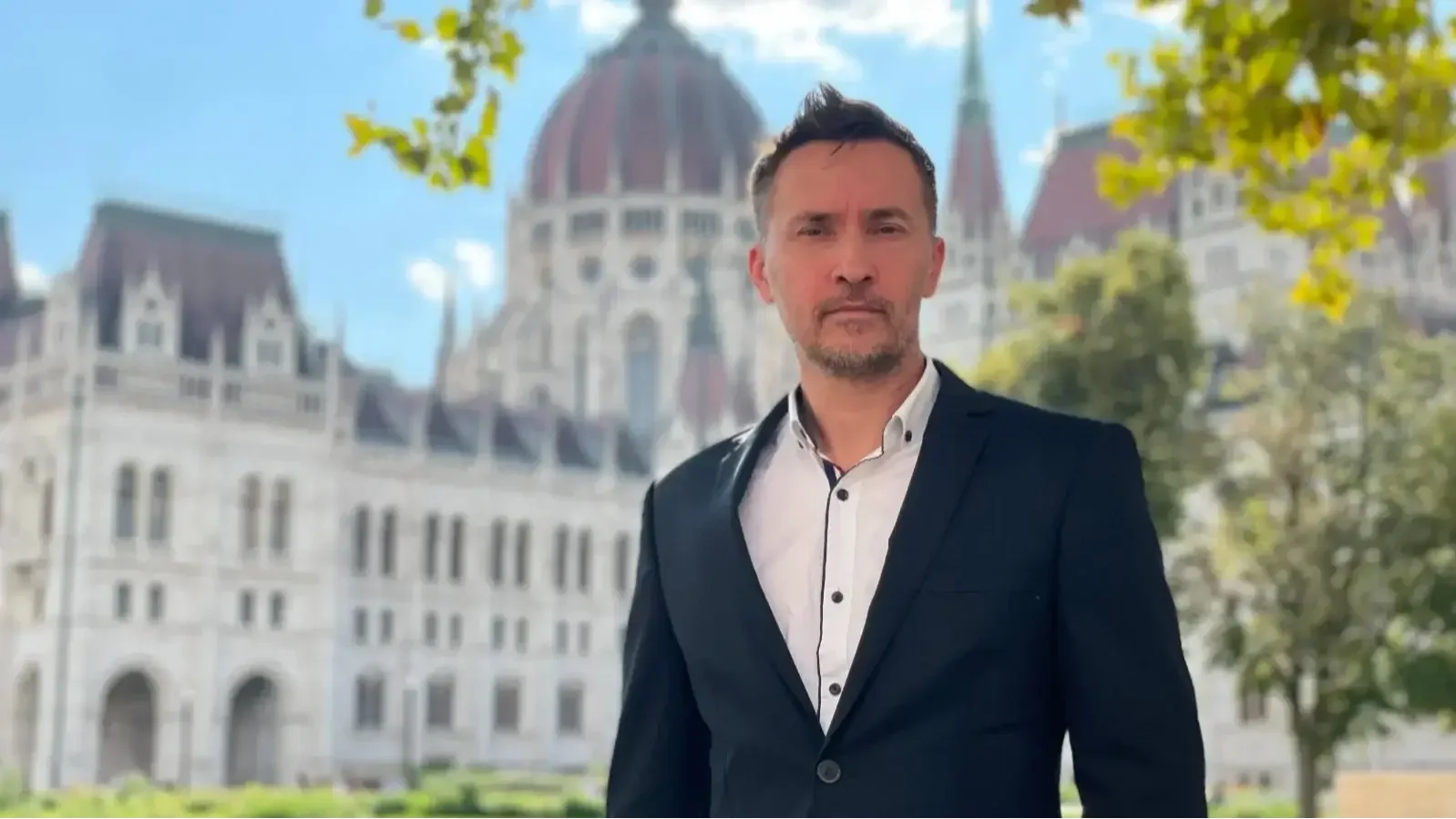 Mi Hazánk: „A hivatalos személyre fegyverrel támadóknak minden esetben letöltendő börtön legyen a büntetése!” 