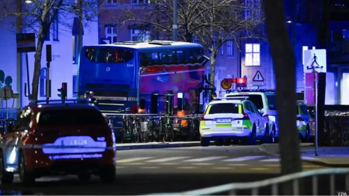 Emeletes busz hajtott egy megállóba Stockholmban - többen meghaltak