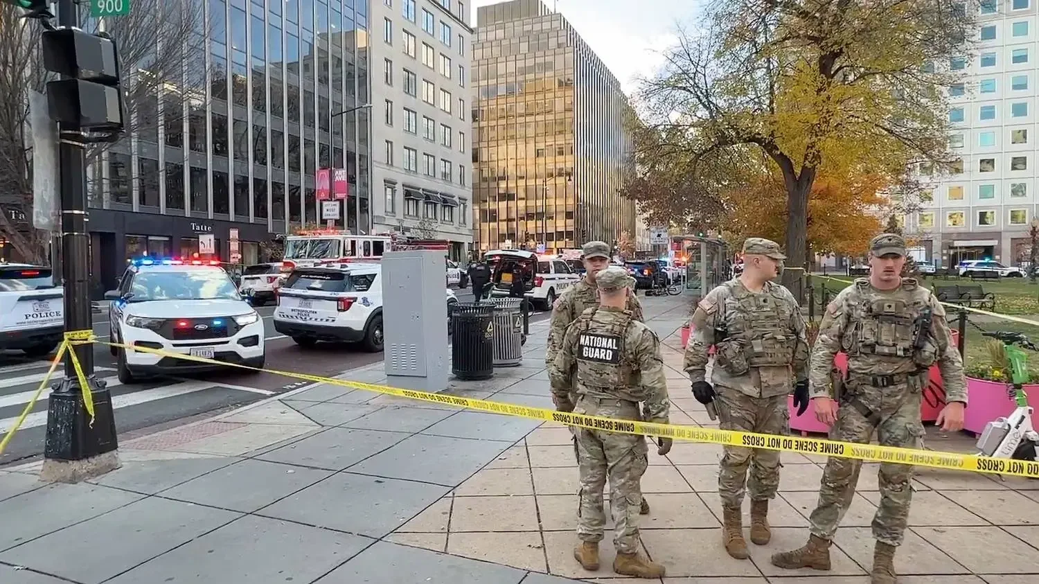 Az amerikai Nemzeti Gárda tagjai és a rendfenntartó erők a lövöldözés helyszínén.