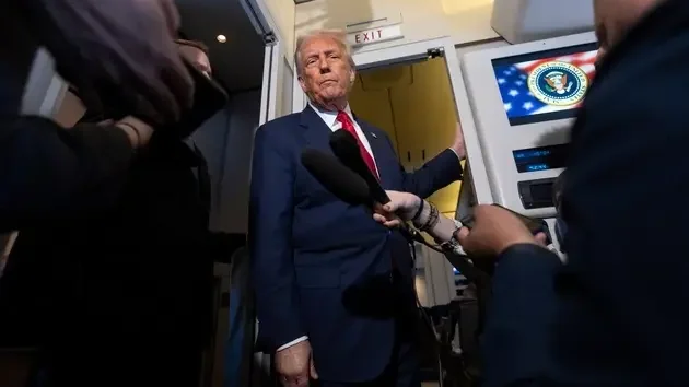 Donald Trump elnök az Air Force One fedélzetén beszél újságírókkal, miután felszálltak Puszanból, és a marylandi Joint Base Andrews felé tartanak, 2025. október 30-án. (fotó: Mark Schiefelbein/AP)