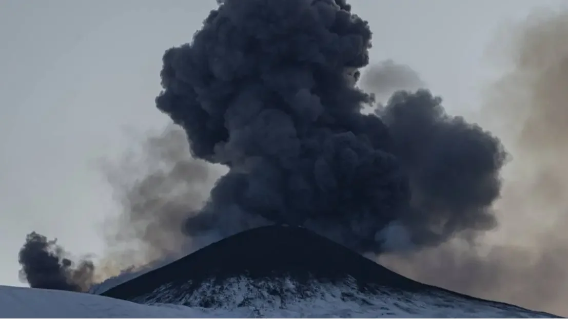  Füst emelkedik fel az Etna vulkán kitörésekor 2025. december 27-én