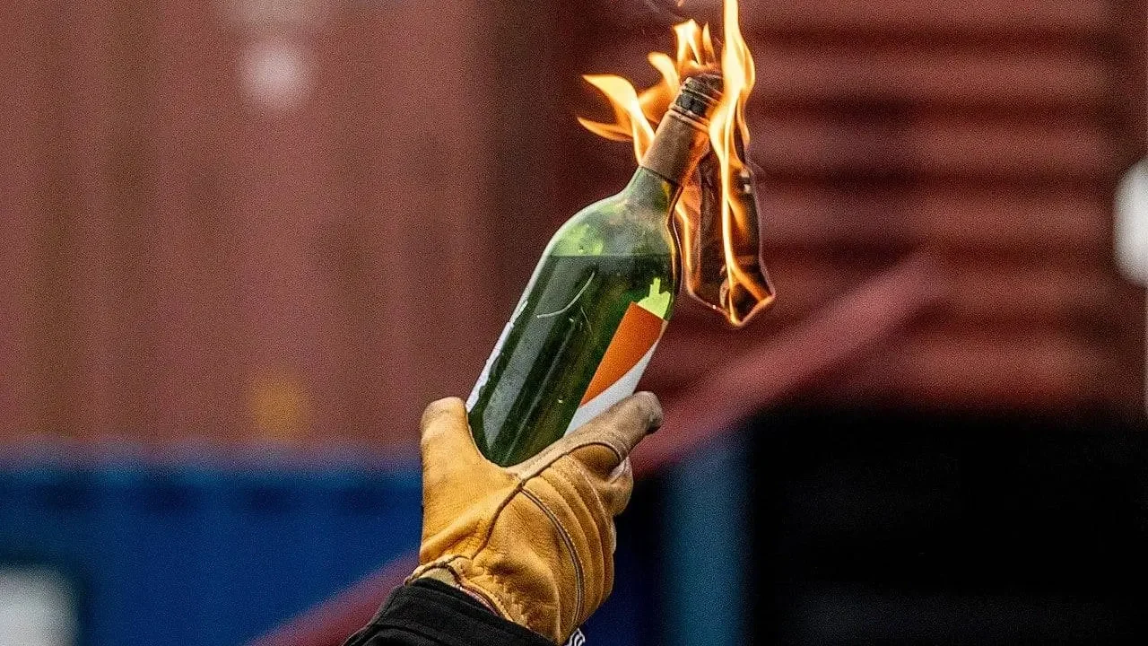 A vádlott tévedésből gázolajat töltött az üvegbe, így az nem gyulladt meg, és ezért tűz sem keletkezett az épületben