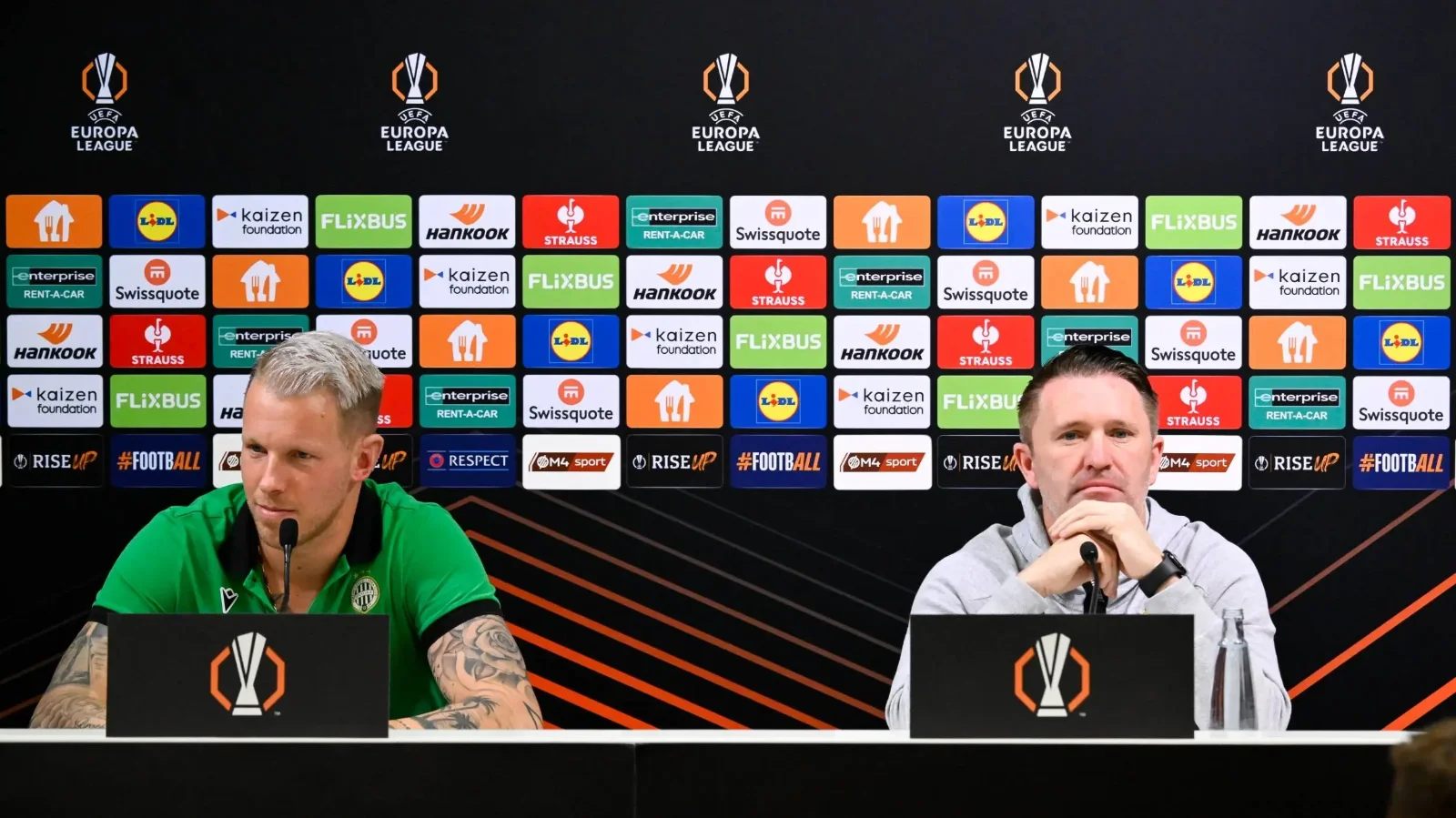 Gróf Dávid és Robbie Keane (Fotó: MTI)