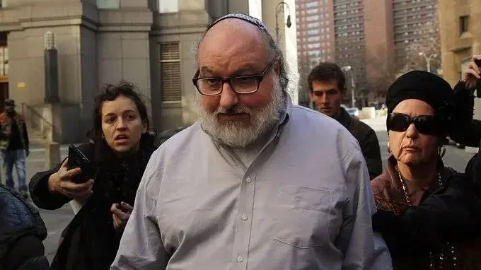 Jonathan Pollard elhagyja a New York-i bíróság épületét, miután 2015-ben szabadult a börtönből. Fotó: Spencer Platt/Getty Images