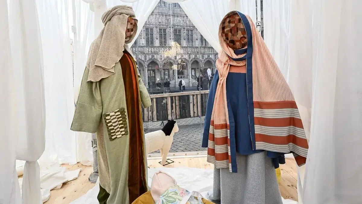 A ruhadarabokat úgy varrták vagy tömködték egymás mellé, hogy mindenféle bőrszínt bemutassanak.