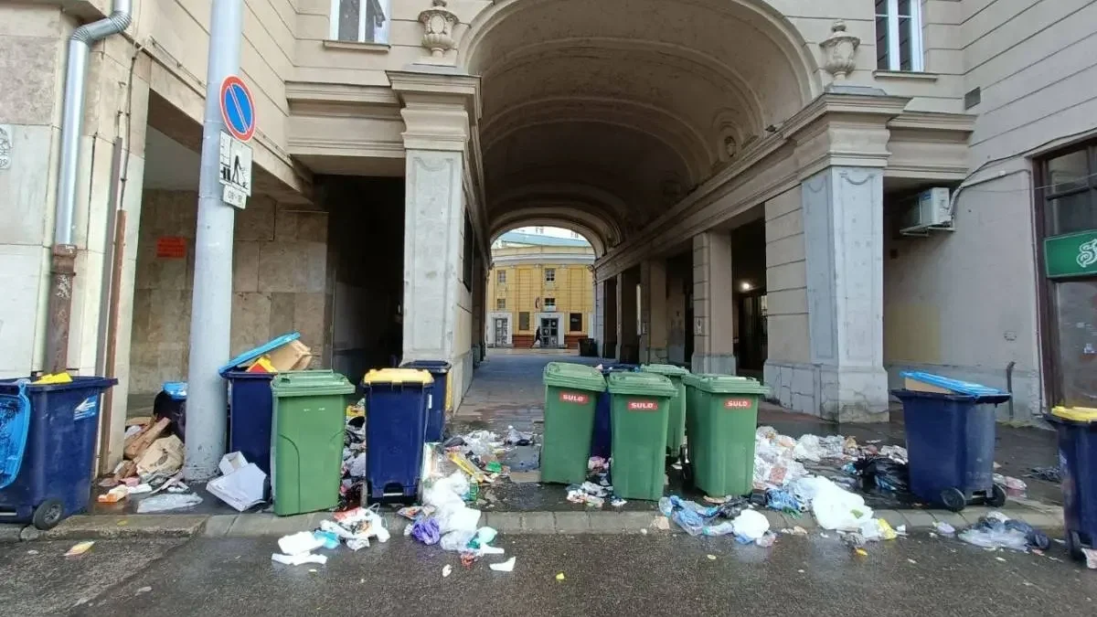 Szemét a Corvin-Negyednél (Fotó: Magyar Jelen)