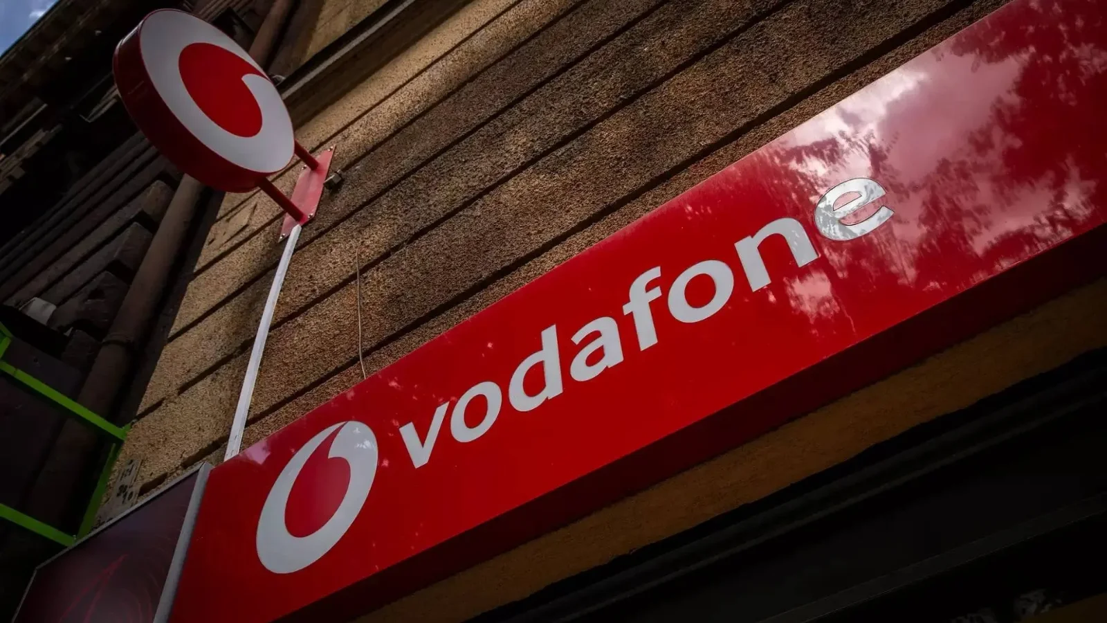 A Vodafone ugyanis úgy hirdette hűségszerződéseit, hogy azokban gyakran a havidíjat is feltüntette, anélkül, hogy jól észlelhetően utalt volna az áremelés lehetőségére | Kép forrása: Hartl Nagy Tamás/Economx