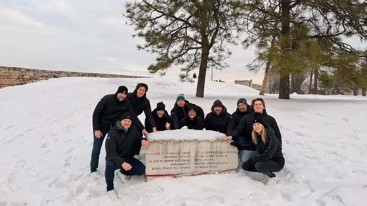 A magyar vízilabda-válogatott az 1456-os nándorfehérvári diadal emlékére állított márványtáblánál.