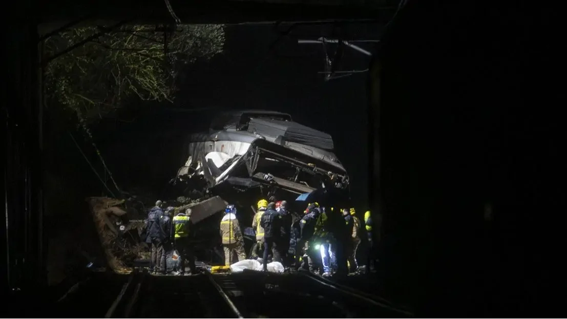 Sürgősségi egységek a helyszínen, ahol vonatbaleset történt Gelida város közelében 2026. január 21-én | Fotó: Lorena Sopena Lopez/Anadolu/Getty Images