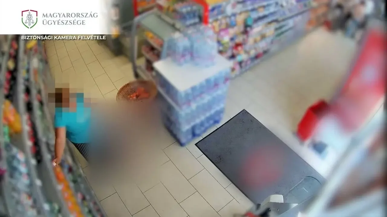 A lopásokat biztonsági kamerák rögzítették, az alábbi felvételen az egyik olyan cselekmény látható, amelybe a gyermeket is bevonták | Forrás: Magyarország Ügyészsége/YouTube