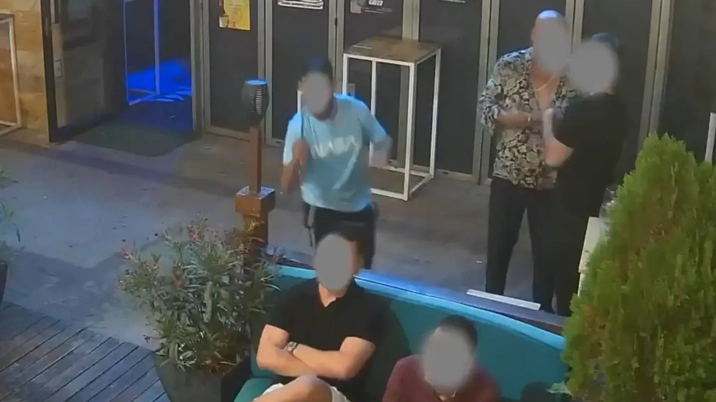 A gyáva orvtámadást megelőző pillanat | Képernyőmentés forrása: VOX Murcia/X