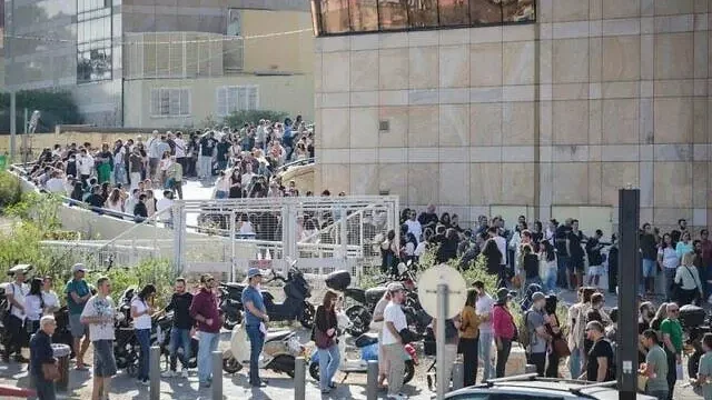 Több ezer izraeli áll sorban a tel-avivi portugál nagykövetség előtt | Kép forrása: X.com