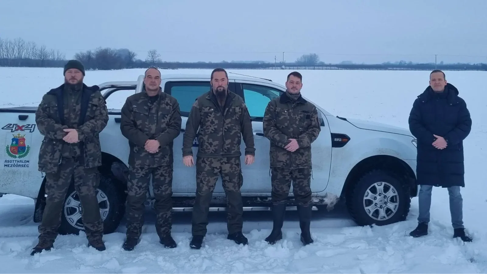 Toroczkai László, a Mi Hazánk Mozgalom elnöke (jobbra), és az ásotthalmi mezőőrök