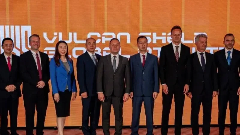 Kép: Szijjártó Péter a cég képviselőivel - MTi