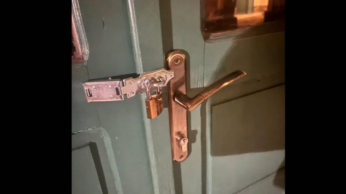 Zebegény polgármesteri hivatalának ajtaja, Kép: Klubrádió