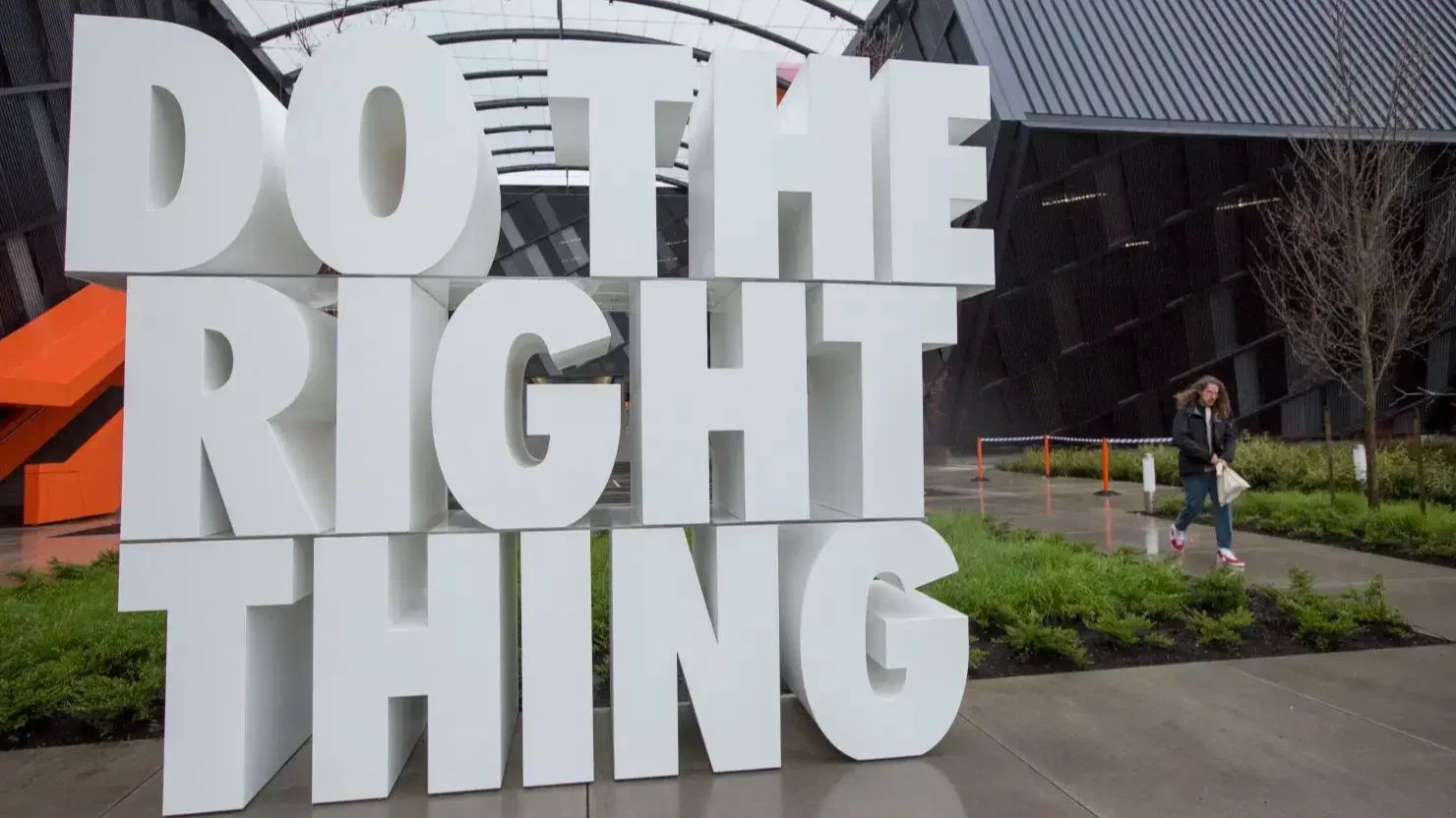 „Do the right thing” („Tedd a helyes dolgot”)-feliratú óriásszobor a Nike beavertoni központjában, 2018. március 22-én | Kép forrása: Natalie Behring/Getty Images