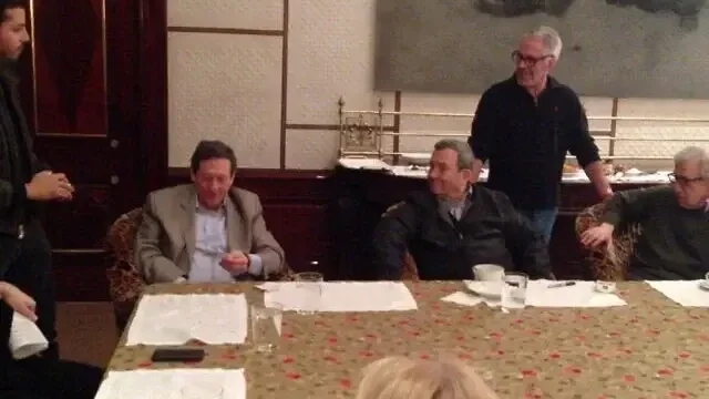 Balról jobbra: Thomas Pritzker milliárdos, Ehúd Bárák korábbi izraeli miniszterelnök és Woody Allen filmrendező; középen állva Jeffrey Epstein | Az amerikai Kongresszus által 2025. december 18-án közzétett fénykép (House Oversight Democrats)