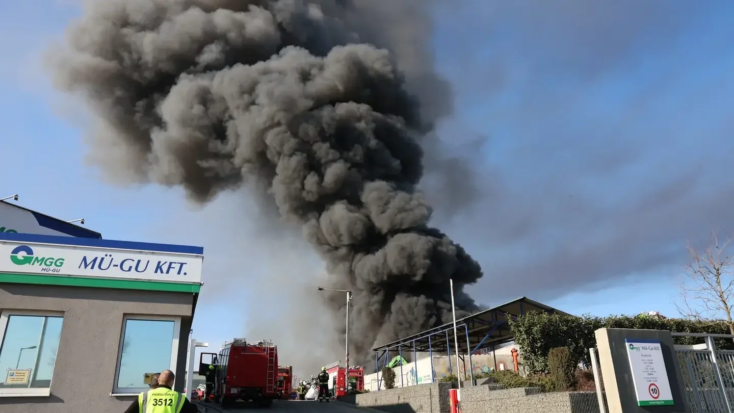 Így oltják az ócsai úti hulladéküzemnél tomboló lángokat | Fotó: Zsolnai Péter