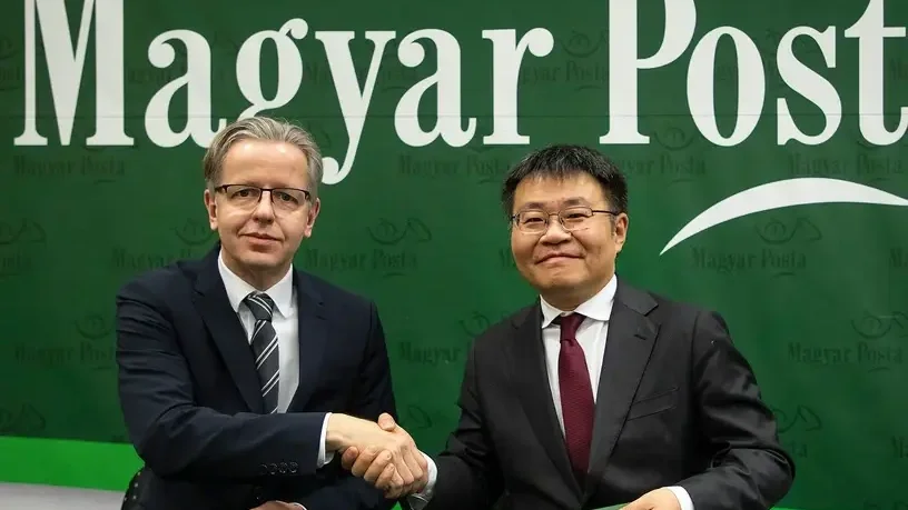 Dr. Láng Géza, a Magyar Posta elnök-vezérigazgatója és Dada Sun, a Temu társalapítója a szándéknyilatkozat aláírásakor | Kép forrása: Blikk