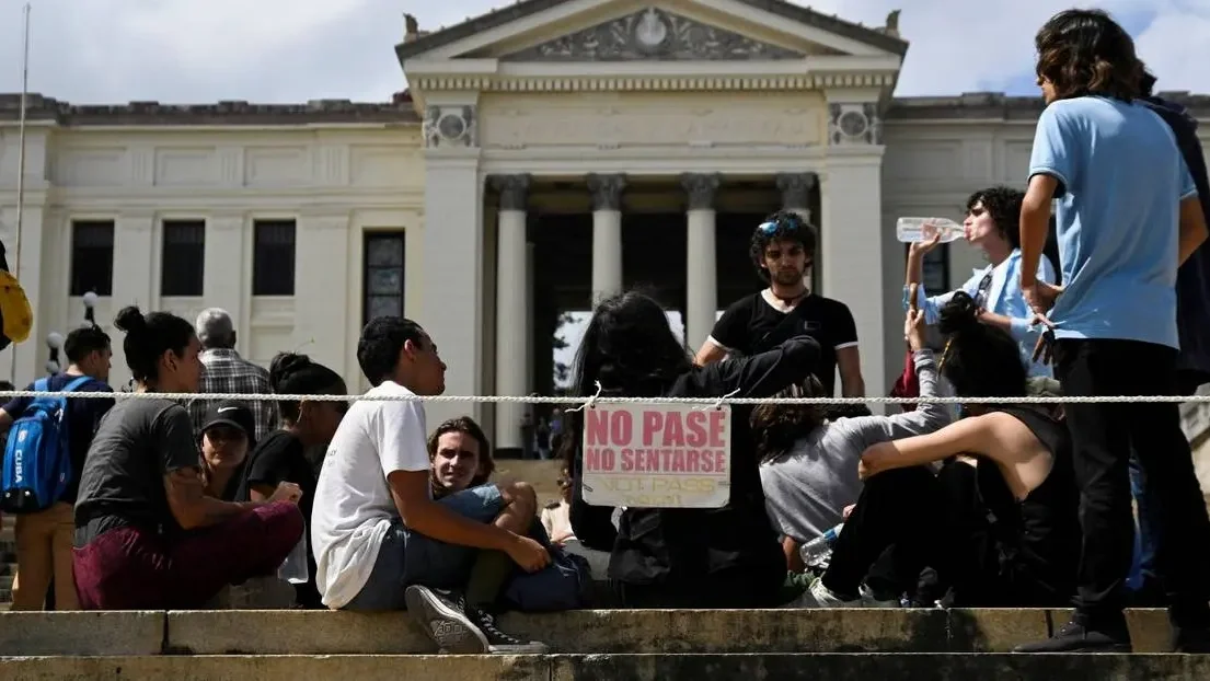 A Havannai Egyetem lépcsőin tüntető diákok 2026. március 9-én. Fotó: Norlys Perez/Reuters