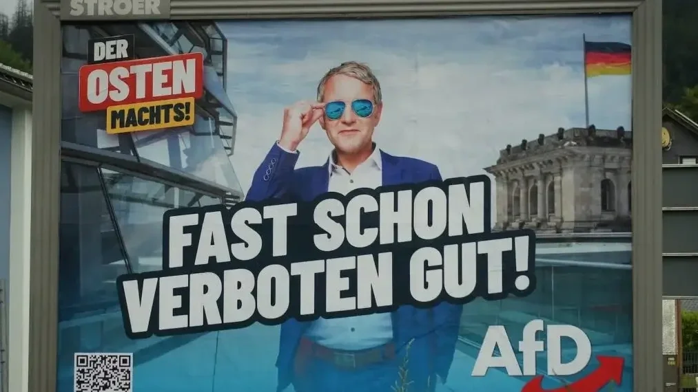 Az AfD politikusának, Björn Höckének választási plakátja a „Tiltottan jó” szlogennel a türingiai Sonnebergben, Németországban, 2024. augusztus 4-én | Kép forrása: Shutterstock