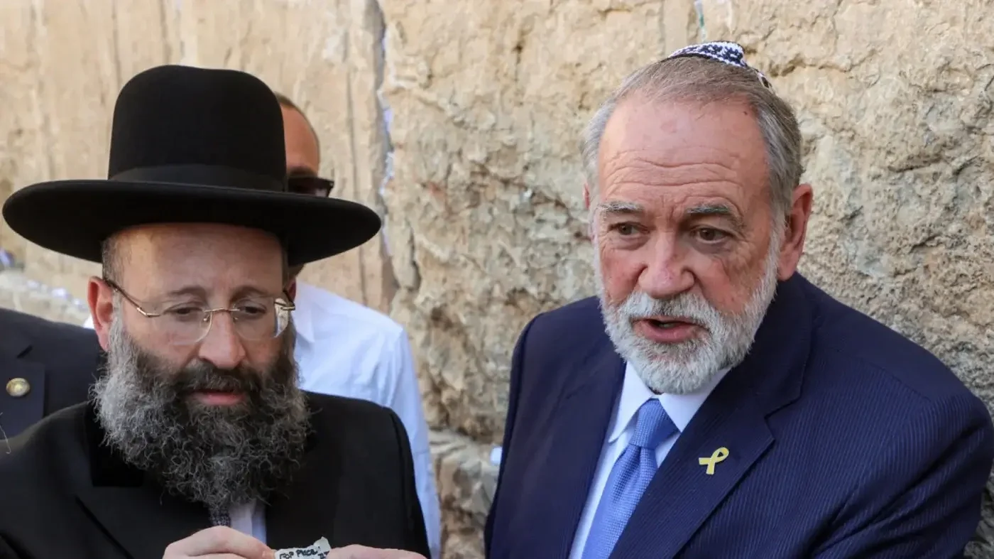 Mike Huckabee és a Siratófal rabbija, Smúél Rabinovics a jeruzsálemi Siratófalnál, 2025. április 18-án  | Kép forrása: Gil Kohen-Magen/AFP