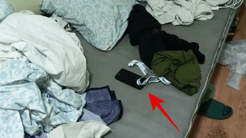 Az „ellopott” telefont az intézkedő rendőrök megtalálták a férfi ágyán | Forrás: Magyarország Ügyészsége