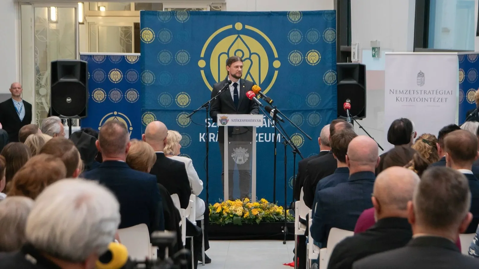 2026. március 23-án este Pokrovenszki Krisztián, a Szent István Király Múzeum főigazgatója köszönti a megjelent vendégeket a Szent István Király Múzeum Rendház épületében | Fotó: Temesvári Márta