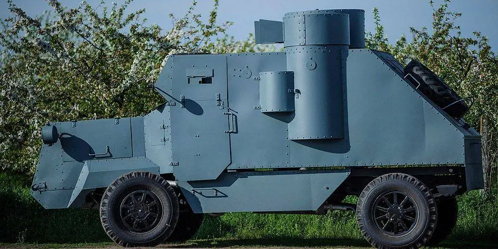 A 2016-ban felújított Lenin-páncélautó másolata | Forrás: MTI