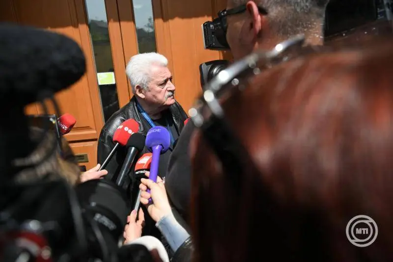 Fónagy János, a Nemzetgazdasági Minisztérium leköszönő államtitkára, a Fidesz volt budapesti elnöke (k) nyilatkozik a Fidesz országos választmányi ülése után a VIII. kerületi Polgárok Háza előtt 2026. április 28-án. MTI/Bruzák Noémi Fónagy János, a