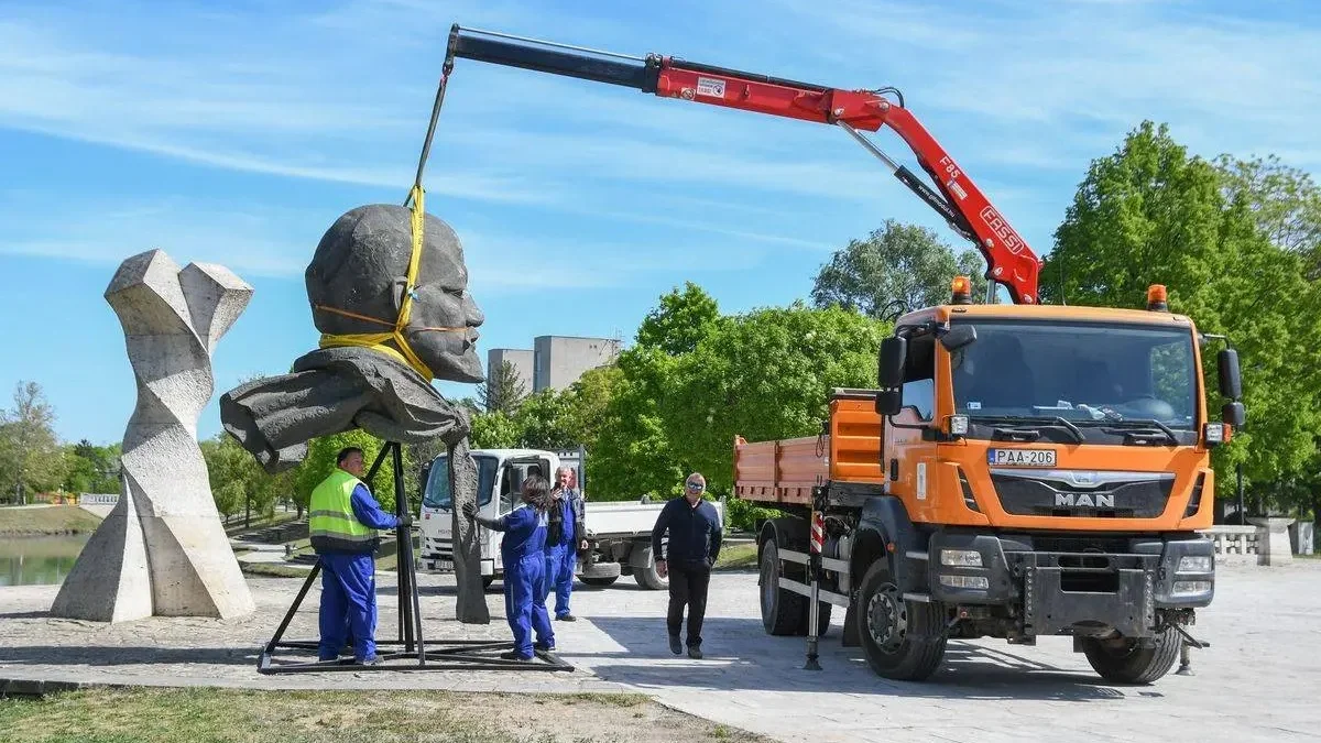 Visszakerült a Lenin-fej Tiszaújváros központjába | Forrás: Facebook/Tiszaújvárosi Krónika