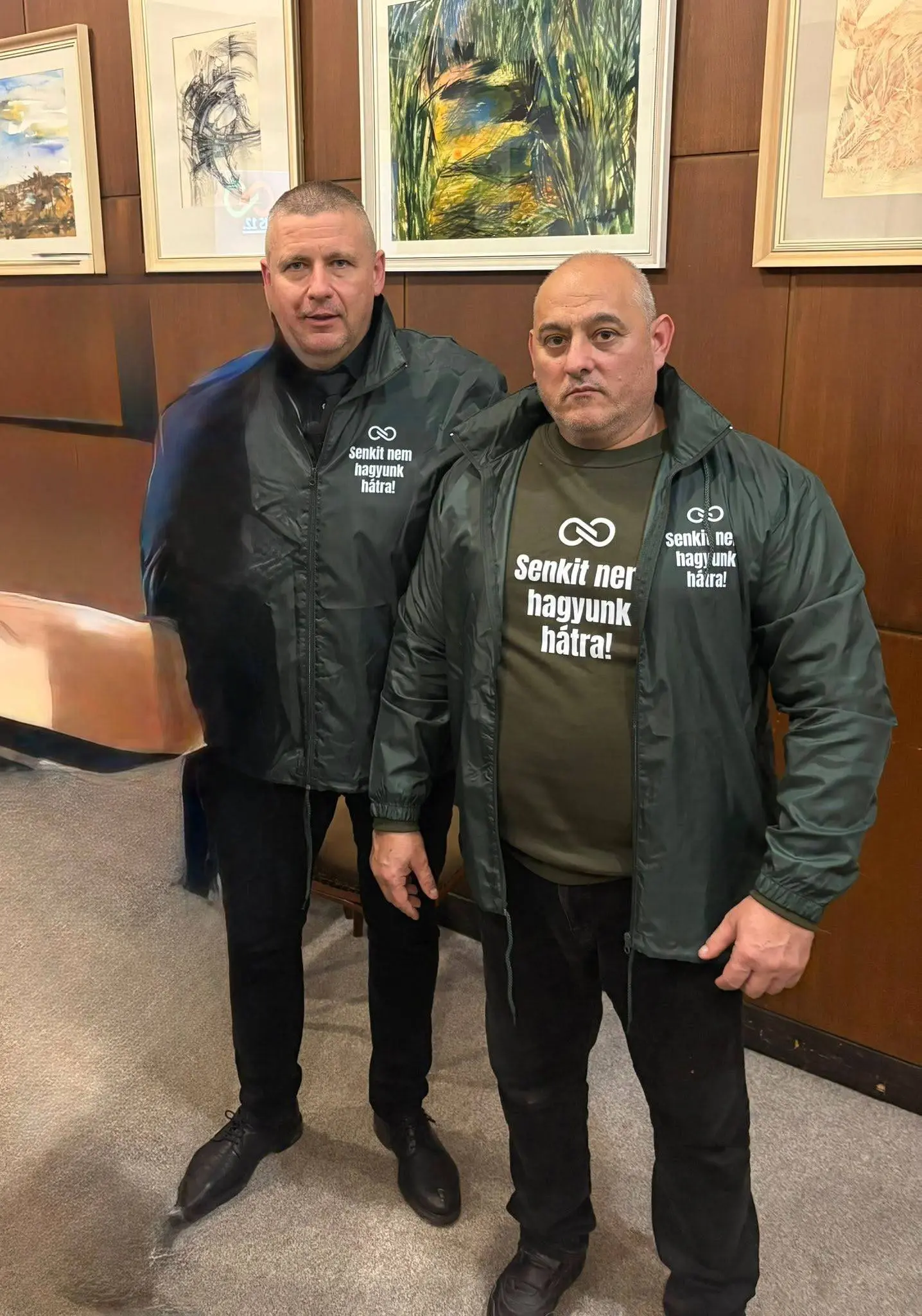 Jobb oldalon Horváth Tibor, középen Ruszin-Szendi Romulusz, bal oldalon pedig a képmanipuláció egyértelmű jelei | Forrás: Horváth Tibor Facebook-oldala