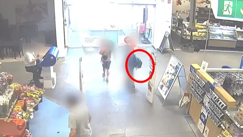 A lopott termékekkel megpakolt táskával távozni próbál a kisfiú | Forrás: Magyarország Ügyészsége