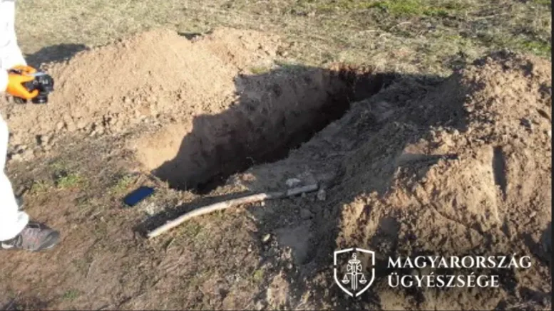 A rézkábelek ellopásához kiásott gödör | Forrás: Magyarország Ügyészsége