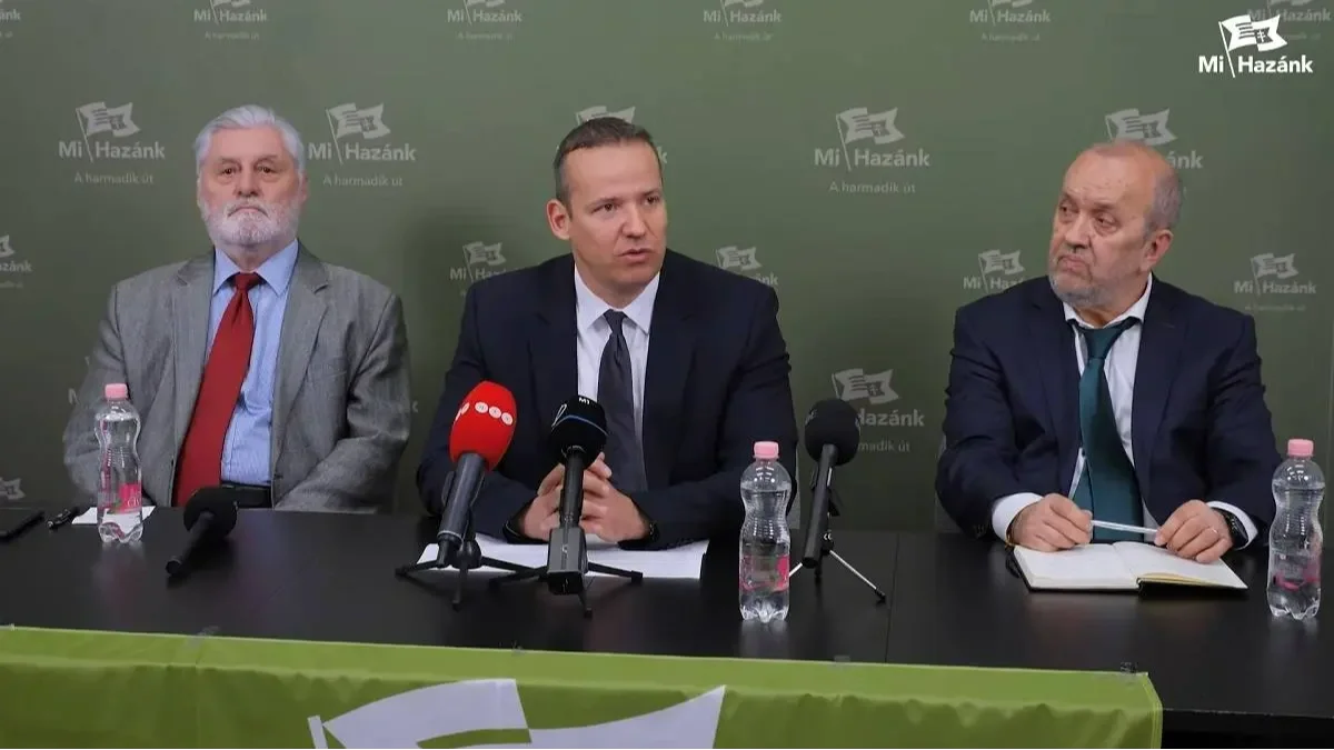 Raffay Ernő (balra) és Tóth Gy. László (jobbra) Toroczkai László társaságában | fotó: YouTube/Mi Hazánk