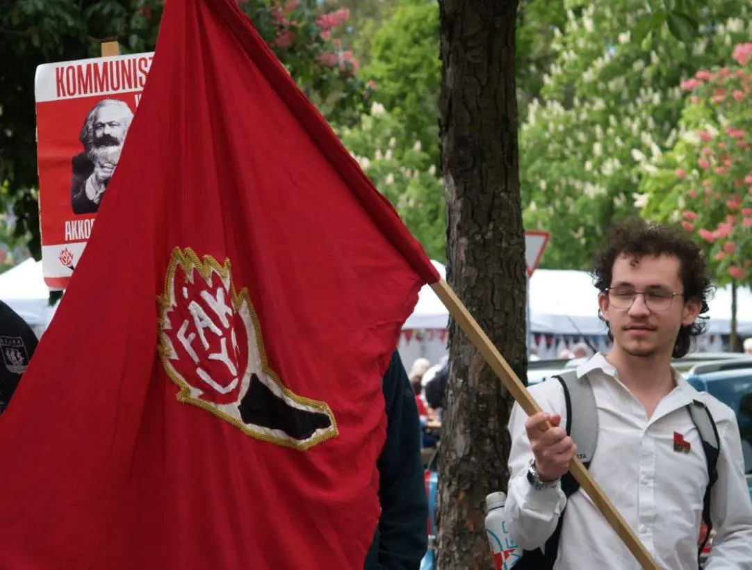 A Fáklya nevű trockista szervezet a Magyar Szakszervezeti Szövetség majálisán (fotó: Kiss Soma Ábrahám/Mérce)