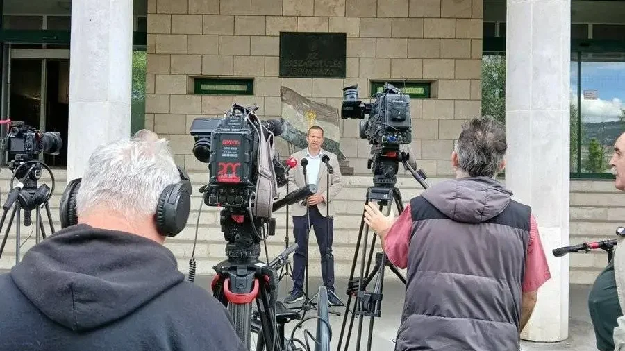 Kép forrása: Toroczkai László X-oldala