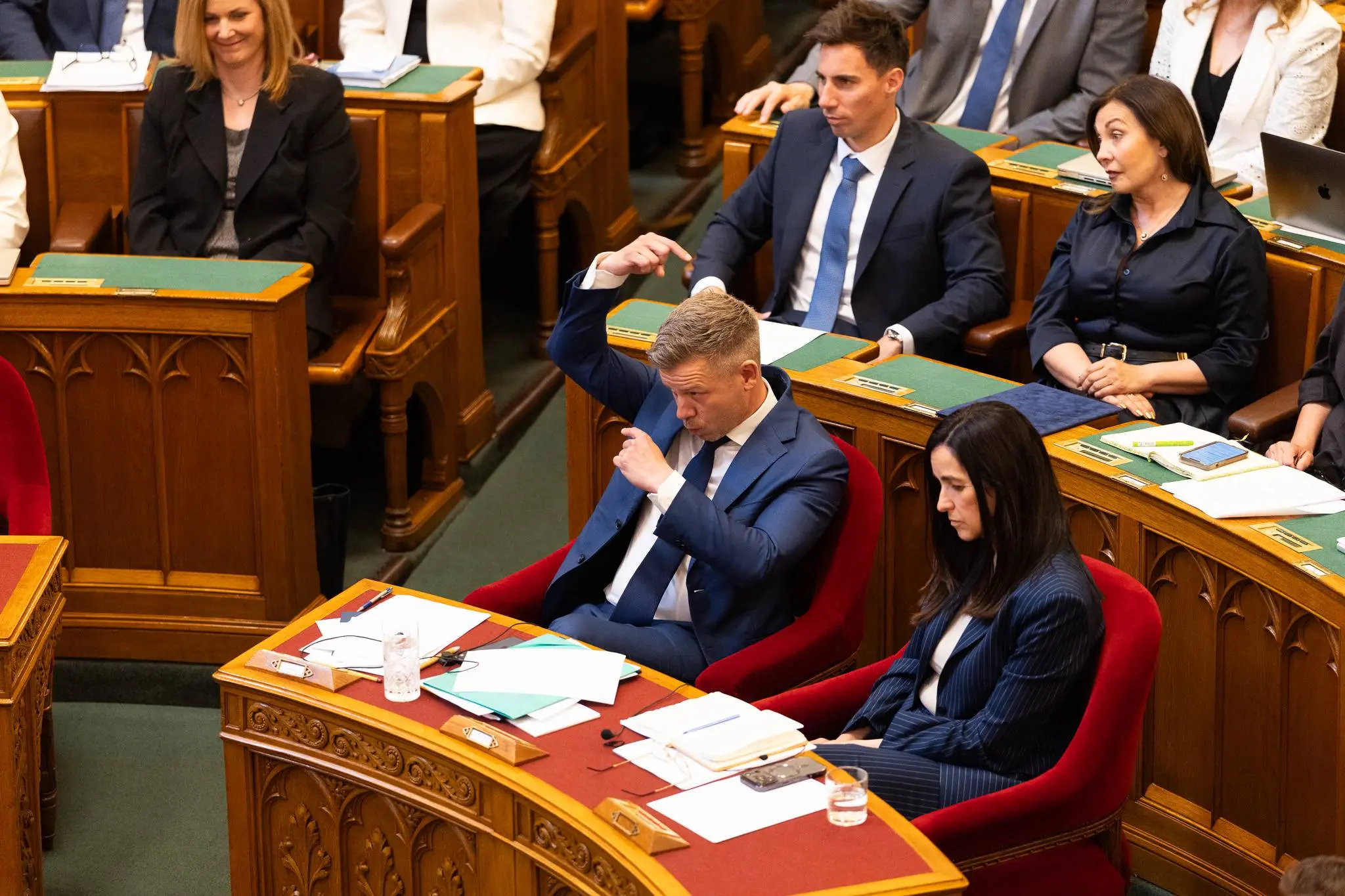 Magyar Péter imitál egy csimpánzt az Országgyűlésen | Fotó: Kiss András Kristóf