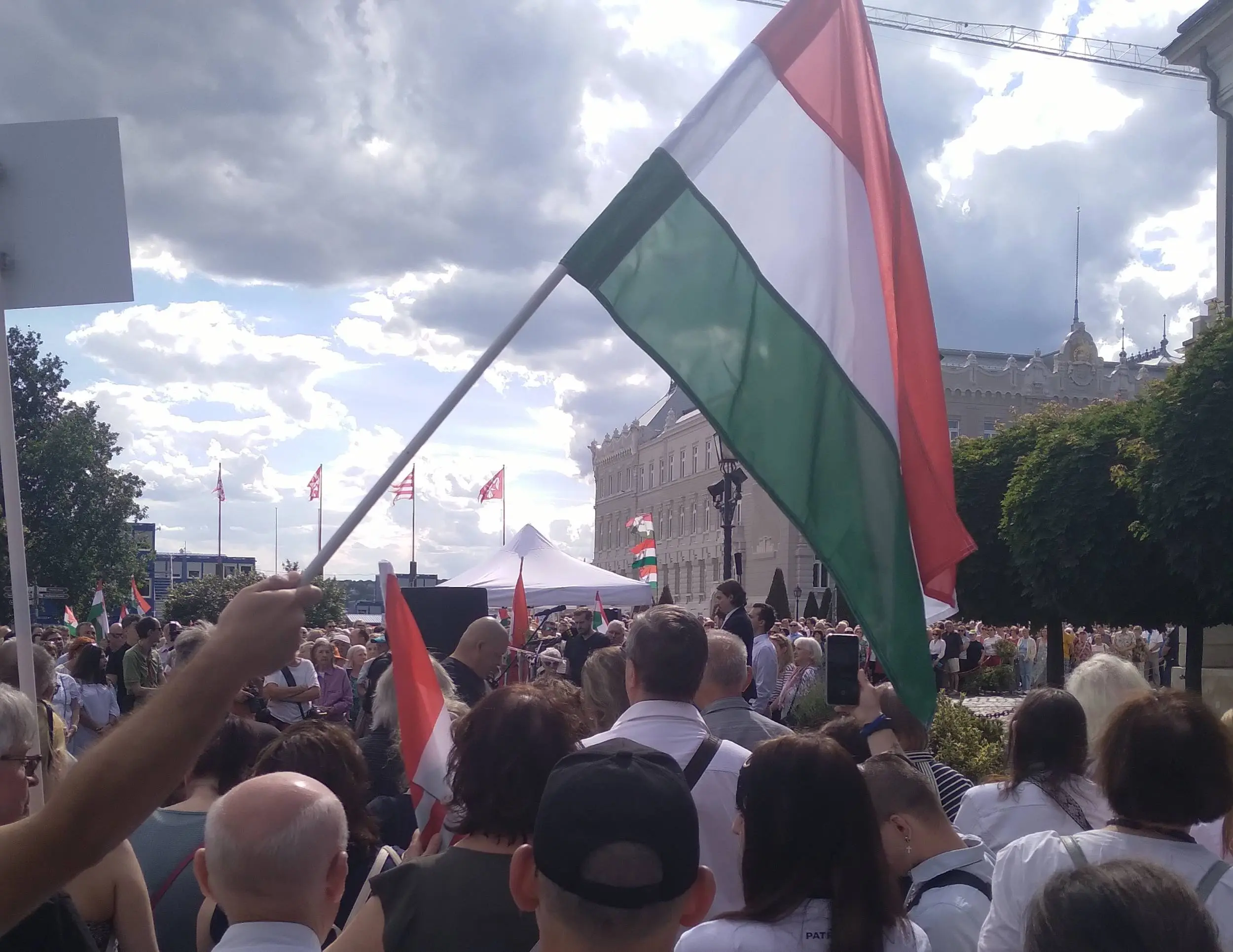 Szimpátiatüntetés a Sándor-palotánál