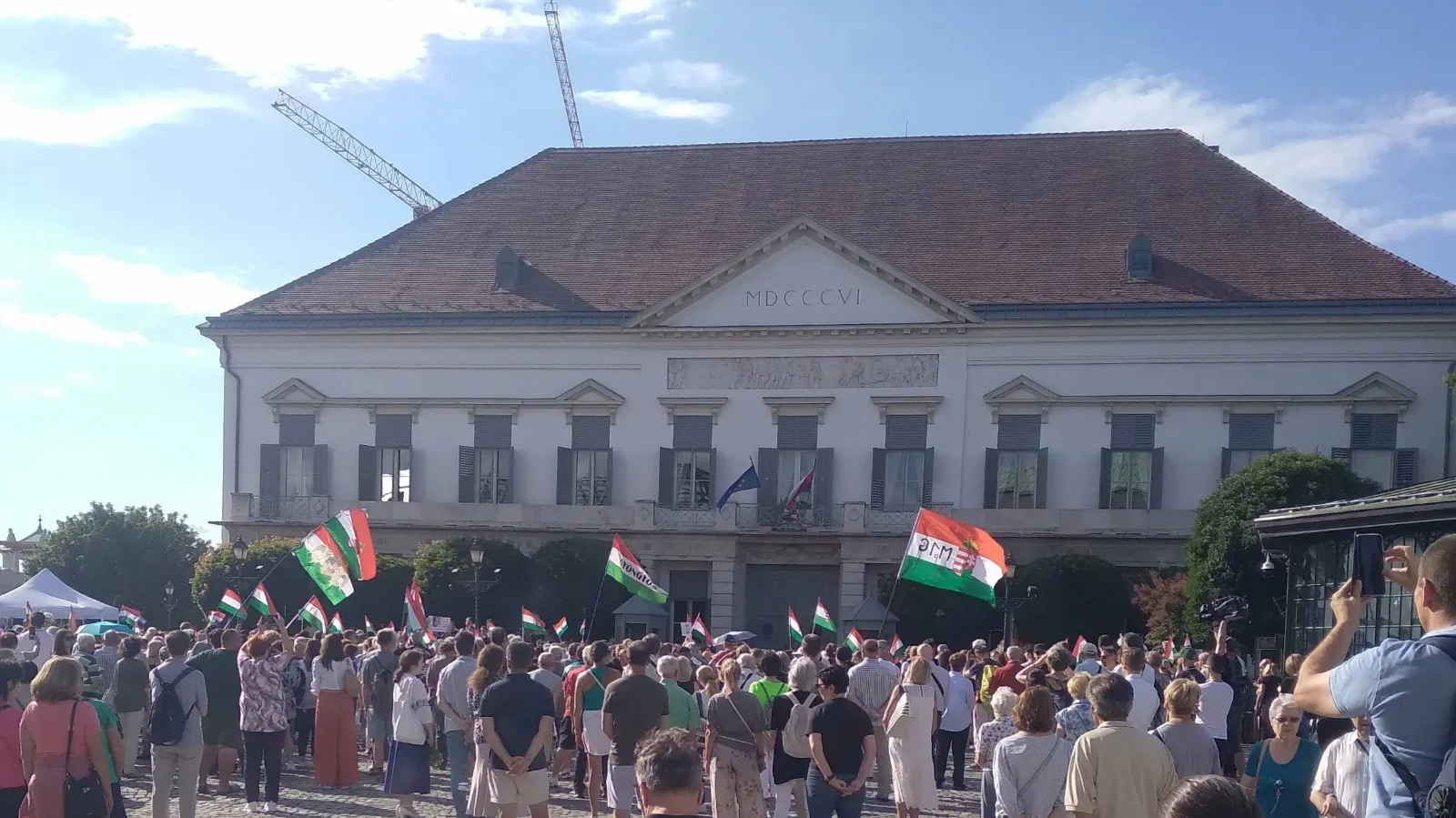 Szimpátiatüntetés a Sándor-palotánál | Fotó: Magyar Jelen