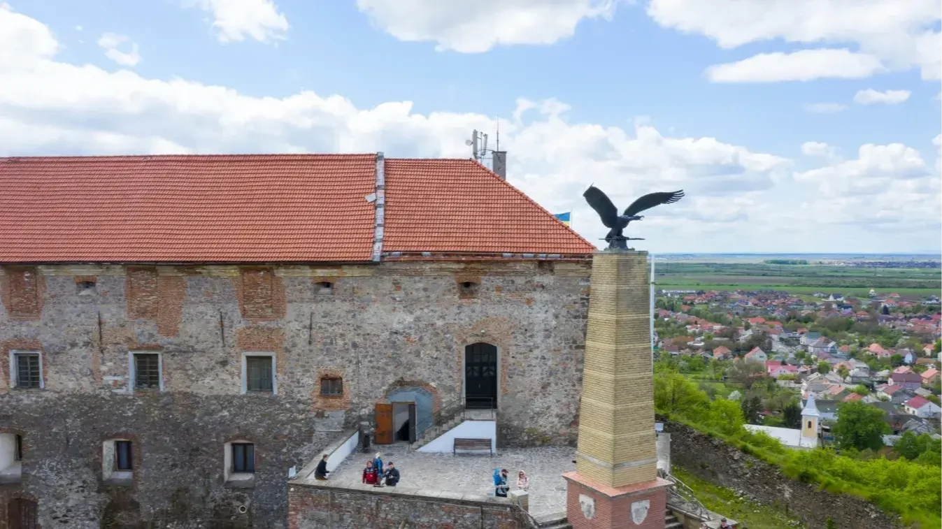 A Munkácsi vár a Turul-szoborral | Kép forrása: Origo.hu