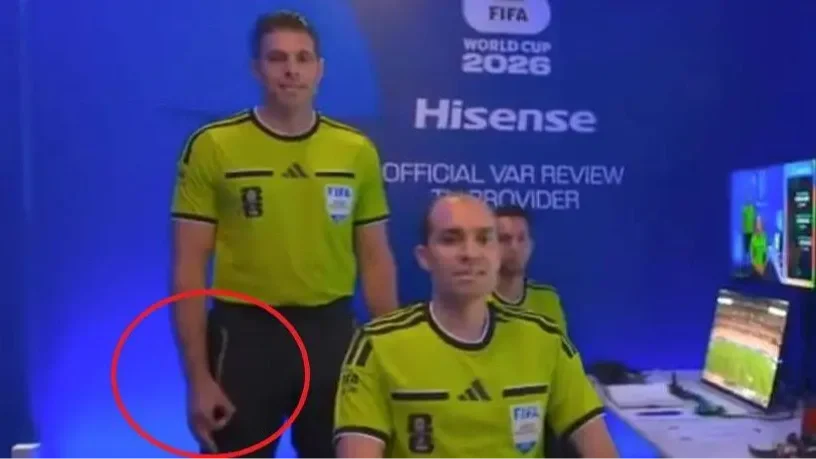 A 39 éves Shaun Evans a videóbírós csapat bemutatásakor volt látható a képernyőn, amint jobb kezével egy lefelé fordított „OK” jelet formál | Forrás: csakfoci.hu