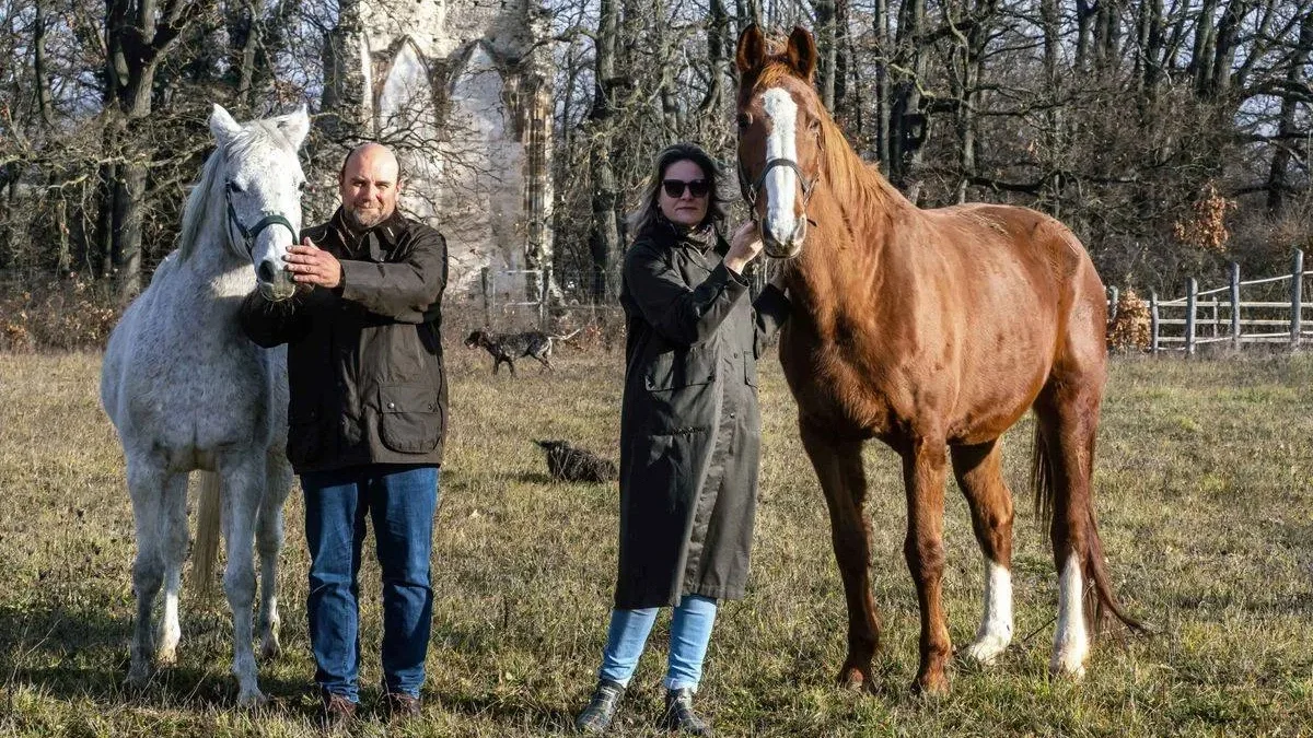 Fugli Károly és Pető Mónika a lovasterápia során használt lovaikkal | Kép forrása: Nagy Lajos/Napló