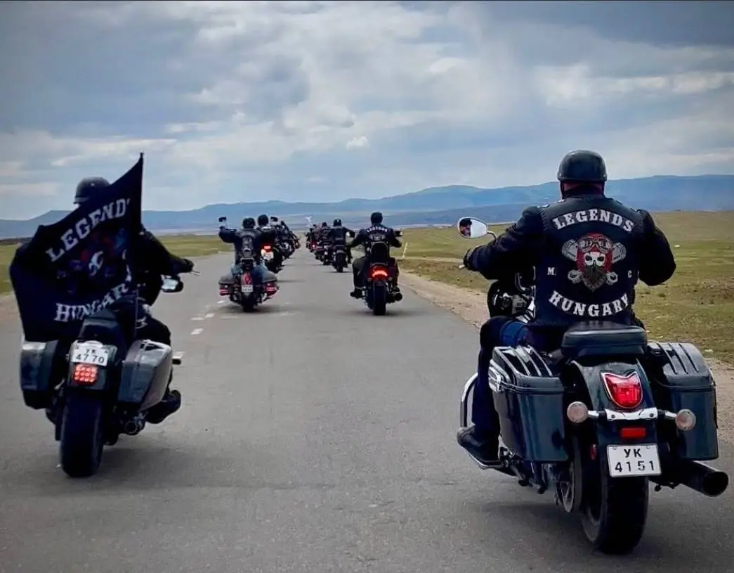Motorozás közösen: a végtelen mongol sztyeppén lobog a Legends MC zászlaja.