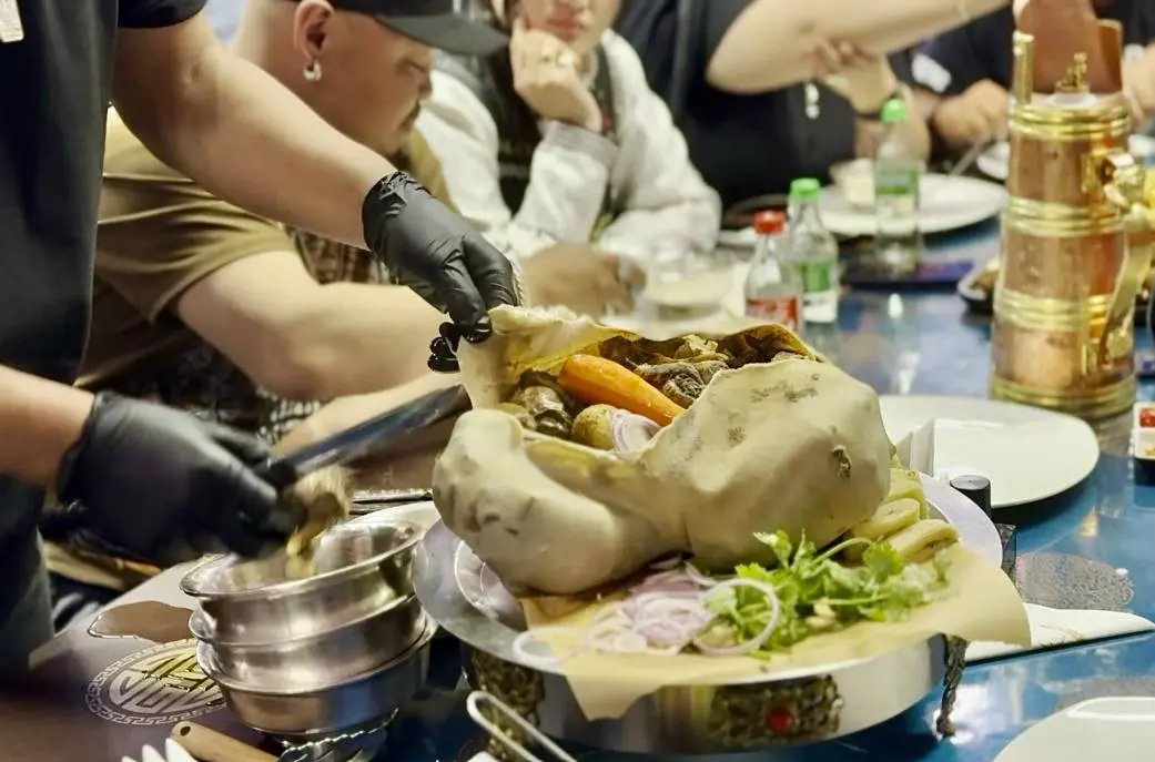 Boodog, azaz gyomorban kövekkel sütött hús és zöldségek