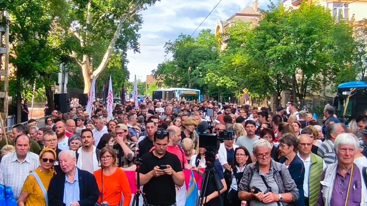 Rengetegen voltak a román nagykövetségnél