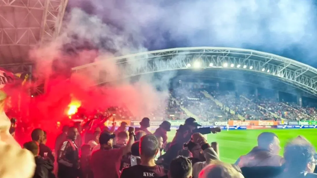 Ezt még büntették: tűz a Hermannstadt és a KVSC meccsén I Fotó: Lipták Tamás / Magyar Jelen
