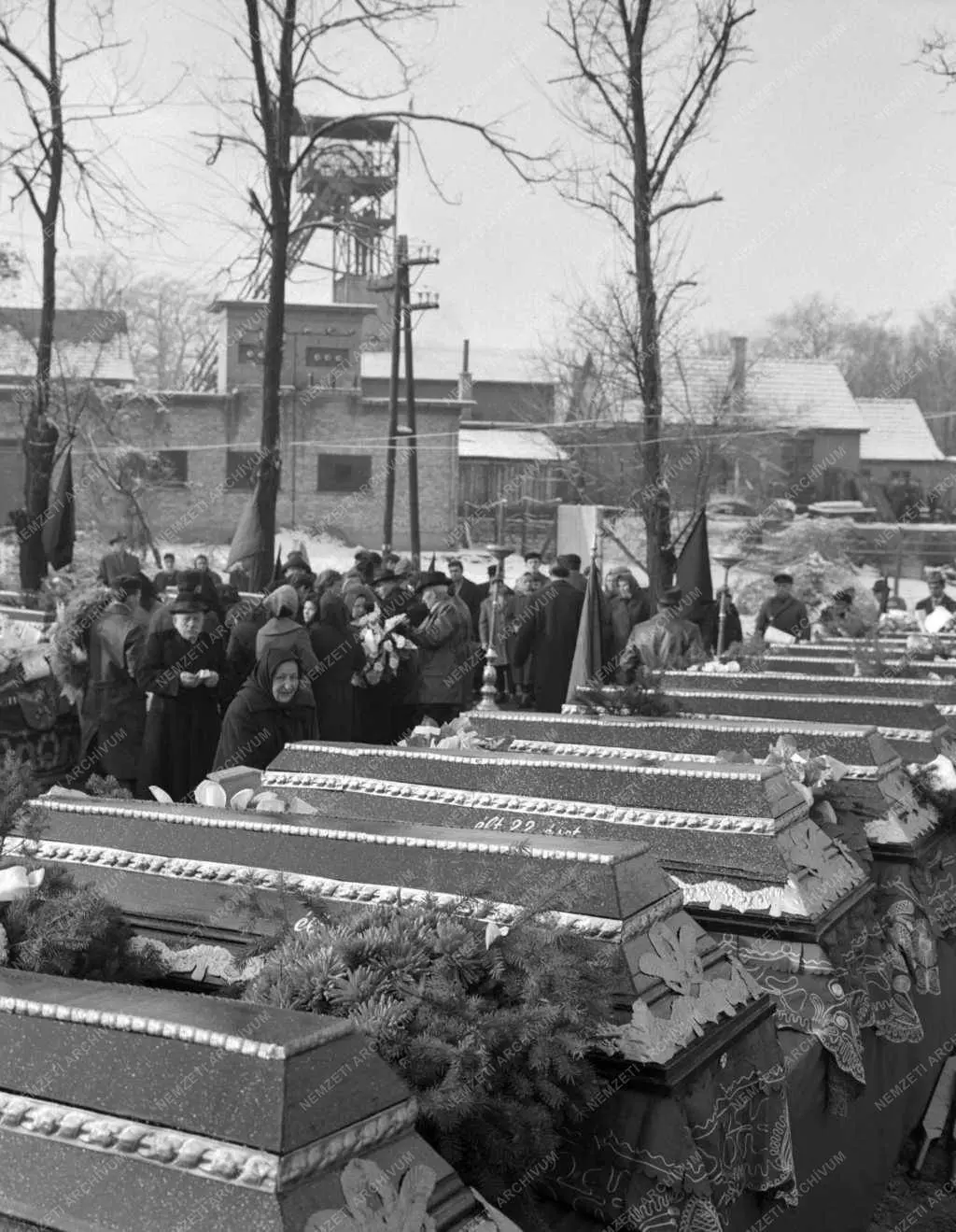 A tatabányai bányásztragédia áldozatainak temetése, 1963 | Kép forrása: nemzetiarchivum.hu